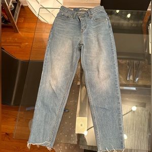 LEVIS MOM JEANS SIZE 26
